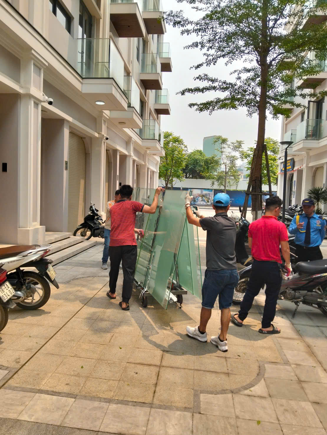 Đội ngũ hỗ trợ đưa kính đến các căn nhà phố
